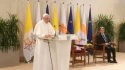 Papst Franziskus spricht vor den Behörden, der Zivilgesellschaft und dem diplomatischen Korps im Präsidentenpalast in Nikosia, Zypern, 2. Dezember 2021.  / Vatican Media