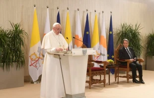 Papst Franziskus spricht vor den Behörden, der Zivilgesellschaft und dem diplomatischen Korps im Präsidentenpalast in Nikosia, Zypern, 2. Dezember 2021.  / Vatican Media