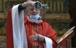 Die Reliquie des heiligen Januarius wird vom Zelebranten während der heiligen Messe in der Kathedrale von Neapel am 16. Dezember 2021 gehalten.  / Screenshot / canale21.it
