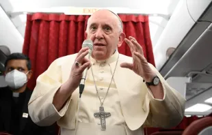 Papst Franziskus spricht vor Journalisten während des Fluges aus Malta nach Rom am 3. April 2022. / Vatican Media 