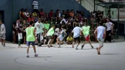 Kinder bei einem Fußballtunier der Brasilienkampagne für das Hilfswerk Don Bosco. / Screenshot von YouTube