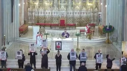 Demonstranten störten am Sonntag einen Gottesdienst in der St. Patrick's Cathedral in nordirländischen Armagh / Screenshot