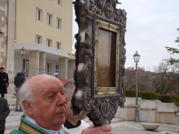 Prozession und Segen mit dem Heiligen Schweißtuch: Monsignore Americo Ciani in Manoppello. 