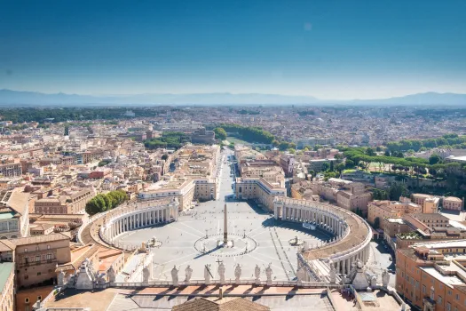 Blick über den Petersplatz und die Ewige Stadt / Seifeddine Dridi / Unsplash (CC0) 