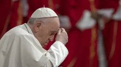 Papst Franziskus nahm am Pfingstsonntag, 5. Juni 2022, sitzend an der heiligen Messe im Petersdom teil. / Vatican Media
