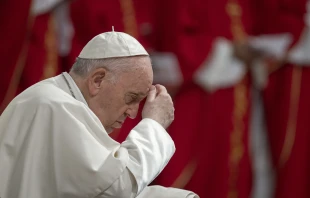 Papst Franziskus nahm am Pfingstsonntag, 5. Juni 2022, sitzend an der heiligen Messe im Petersdom teil. / Vatican Media