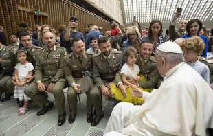 Papst Franziskus trifft am 11. Juni 2022 die Grenadiere der Brigade Sardinien, die zur italienischen Armee gehören, und ihre Familien. / Vatican Media