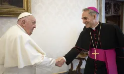 Papst Franziskus mit Erzbischof Georg Gänswein am 9. Mai 2023 im Vatikan. / Vatican Media