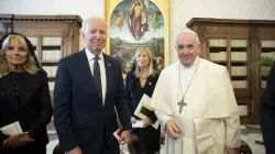 US-Präsident Joe Biden und Papst Franziskus am 29. Oktober 2021 im Apostolischen Palast des Vatikans / Vatican Media / CNA Deutsch
