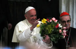 Vor und nach jeder Reise bringt er der Muttergottes Blumen - und in seiner Botschaft fordert er die katholische Jugend auf: "Pflegt auch ihr (...) eine vertraute, freundschaftliche Beziehung mit der Muttergottes. Vertraut ihr eure Freude, eure Fragen und Sorgen an. Ich versichere euch, ihr werdet es nicht bereuen!" / CNA/Daniel Ibanez