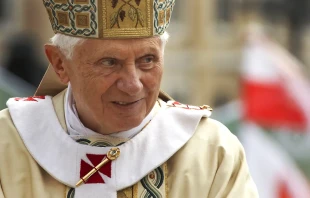 Papst Benedikt XVI. begrüßt die Gläubigen auf dem Petersplatz anlässlich der Seligsprechung von Papst Johannes Paul II. am 1. Mai 2011.  / Jeffrey Bruno / Shutterstock
