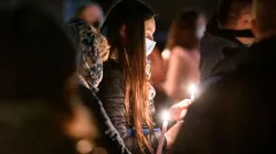 Katholiken beten vor der Alexanderkirche in Kiew am 3. April 2021.  / paparazzza/Shutterstock.