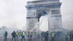 1. Dezember 2018: Mit Tränengas geht die Polizei gegen Demonstranten der "Gelbwesten"-Bewegung am Pariser Triumphbogen vor / Alexandros Michailidis / Shutterstock