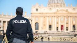 Ein Polizeibeamter im Dienst am Petersplatz /  Maciej Matlak/Shutterstock