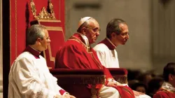 Papst Franziskus betet am Karfreitag des Jahres 2013 im Petersdom / Philip Chidell / Shutterstock