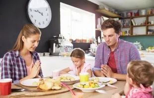 Keine falsche Scham, ermutigt Erzbischof Schick: Christen sollten vor dem Essen ruhig sichtbar beten – egal ob daheim oder in der Öffentlichkeit. / Shutterstock 