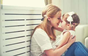 "Jetzt wo ich selber Mutter bin, brauche ich tatsächlich auch keine Geschenke und auch keine aufwendigen Dekorationen oder andere Dinge, von denen ich das Gefühl habe, dass sie mehr Stress verbreiten als Freude bringen. Ich sehe in die Augen meiner Kinder und genieße die Freude und den Glanz darin und erlebe dann mein schönstes Weihnachtsfest." / Shutterstock / Evgeny Atamanenko