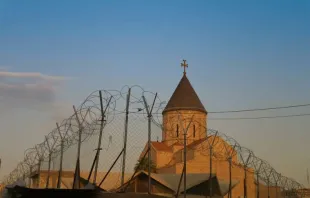 Eine von Stacheldraht und hohen Zäunen geschützte armenische Kirche in Bagdad / Shutterstock