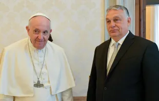 Papst Franziskus mit Viktor Orban, dem Präsidenten von Ungarn. / Vatican Media