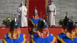 Papst Franziskus steht neben dem mongolischen Präsidenten Uchnaagiin Chürelsüch auf dem Sukhbaatar-Platz vor dem Staatspalast in Ulaanbaatar am 2. September 2023. / Vatican Media