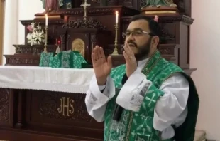 Bestraft, weil er die heilige Messe feierte: Pfarrer Sixto Eduardo Varela Santamaría wurde vom Bischof der Diözese Alajuela in Costa Rica suspendiert, nachdem der Priester die Messe in lateinischer Sprache und ad orientem gelesen hatte. / Pfarrei St. Peter der Patriarch
