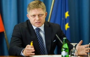 Ministerpräsident Robert Fico bei einer Pressekonferenz / MGlen / Wikimedia (CC BY-SA 3.0)