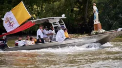 Die Fête-Dieu du Teche, eine jährliche Prozession im Bayou, organisiert von der Gemeinschaft Jesu des Gekreuzigten im Jahr 2023. Dieses Boot trägt eine Statue der Aufnahme Mariens in den Himmel und folgt einem Boot mit dem Allerheiligsten Sakrament. / CJC