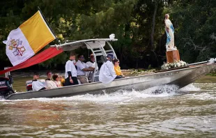 Die Fête-Dieu du Teche, eine jährliche Prozession im Bayou, organisiert von der Gemeinschaft Jesu des Gekreuzigten im Jahr 2023. Dieses Boot trägt eine Statue der Aufnahme Mariens in den Himmel und folgt einem Boot mit dem Allerheiligsten Sakrament. / CJC