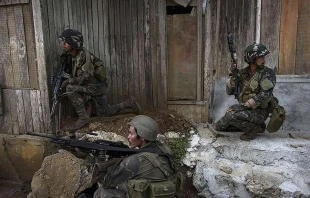 Soldaten unter Scharfschützen-Feuer islamistischer Kämpfer in den Straßen Marawis am 25. Mai 2017 / Getty Images/Jes Aznar