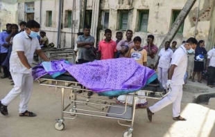 Einsatzkräfte transportieren Opfer der Bombenanschläge am Ostersonntag 2019 in Sri Lanka / Lakruwan Wanniarachchi / AFP / Getty Images
