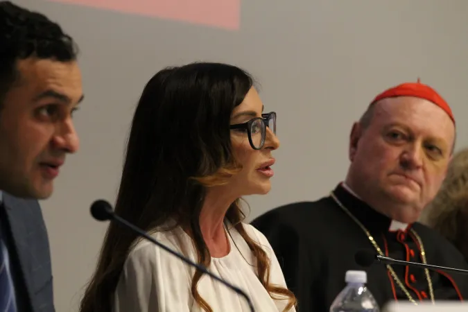 Mehriban Salyeva und Kardinal Ravisi bei der Pressekonferenz