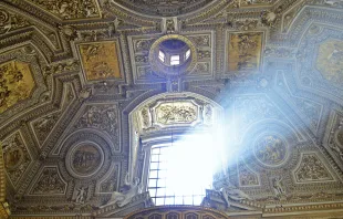 Lichtstrahl im Petersdom / Alexander Naumann / Pixabay (CC0)