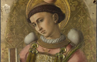 Stephanus mit den Attributen Märtyrerpalme und Steinen. Der Heilige trägt die Dalmatik eines Diakons. / Gemeinfrei