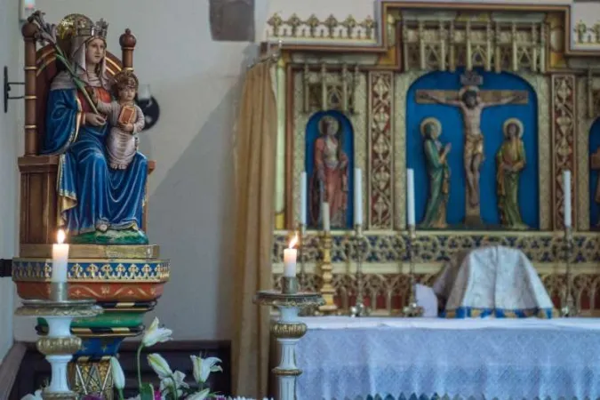 Die Statue der Muttergottes am "National Catholic Shrine of Our Lady of Walsingham" in Norfolk, England.