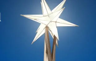 Der leuchtende Stern auf dem Marienturm der Basilika Sagrada Familia in Barcelona / sagradafamilia.org