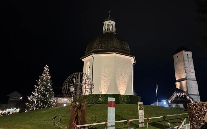 Die Stille-Nacht-Kapelle in Oberndorf bei Nacht.