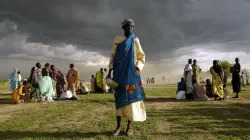 Eine vor den Kämpfen geflohene Frau aus Abiyei empfängt eine Lebensmittel-Ration in Agok, Sudan am 21. Mai 2008  / UN Photo/Tim McKulka (CC BY-NC-ND 2.0)