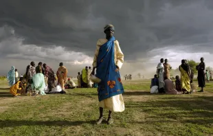 Eine vor den Kämpfen geflohene Frau aus Abiyei empfängt eine Lebensmittel-Ration in Agok, Sudan am 21. Mai 2008  / UN Photo/Tim McKulka (CC BY-NC-ND 2.0)