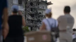 Anwohner schauen auf die teilweise eingestürzten Wohntürme in Surfside, Florida (USA). / Fernando Medina/Shutterstock