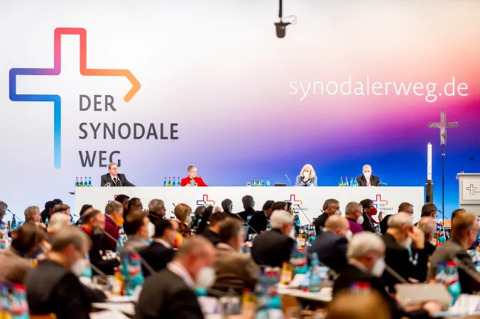 Dritte Synodalversammlung des "Synodalen Weges" im Congress Center Frankfurt am 3. Februar 2022: Am Podium sitzen Bischof Georg Bätzing, Irme Stetter-Karp, Claudia Nothelle und Weihbischof Wilfried Theising (v.l.).