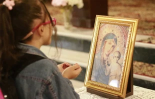 Ein syrisches Mädchen betet vor einer Ikone (Archivbild) / Kirche in Not