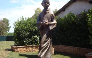 Statue des heiligen Tarzisius auf dem Areal der Calixtus-Katakomben in Rom  / Bernhard Lang / Tanja Konsbruck // Wikimedia (CC0) 