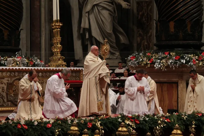 Das Allerheiligste im Blick: Papst Franziskus mit der Monstranz 