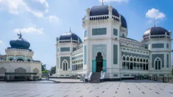 Die Große Moschee von Medan (Indonesien) / Uskarp/Shutterstock