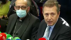 Kardinal Juan José Omella und Rechtsanwalt Javier Cremades bei einer Pressekonferenz in Madrid, Spanien, 22. Februar 2022.  
 / Screenshot vom YouTube-Kanal von EpiscopalConferencia.