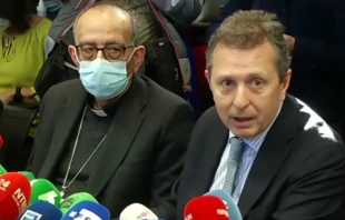 Kardinal Juan José Omella und Rechtsanwalt Javier Cremades bei einer Pressekonferenz in Madrid, Spanien, 22. Februar 2022.  
 / Screenshot vom YouTube-Kanal von EpiscopalConferencia.