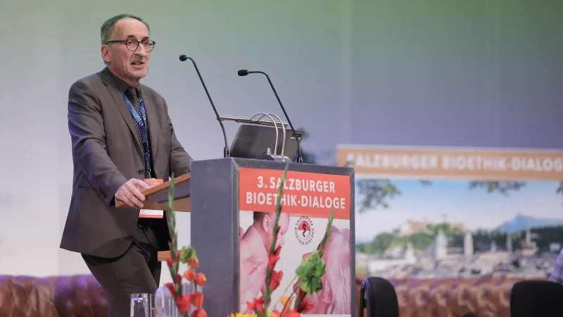 Der in Heidelberg tätige Psychiater und Philosoph Thomas Fuchs kritisierte in seinem Vortrag am Freitagabend die Bewegung des Transhumanismus