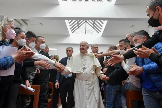 Nach der Gründonnerstagsliturgie hat Papst Franziskus sich mit den Insassen und Bediensteten zum Gespräch getroffen.