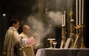 Ein Priester zelebriert die traditionelle lateinische Messe (TLM) in der Basilika San Pancrazio in Rom. / Thoom/Shutterstock