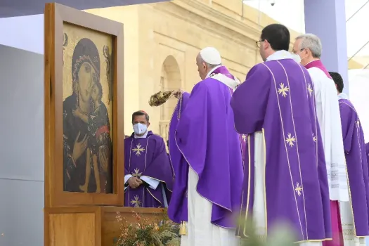 Papst Franziskus feiert die heilige Messe in Malta am 3. April 2022  / Vatican Media